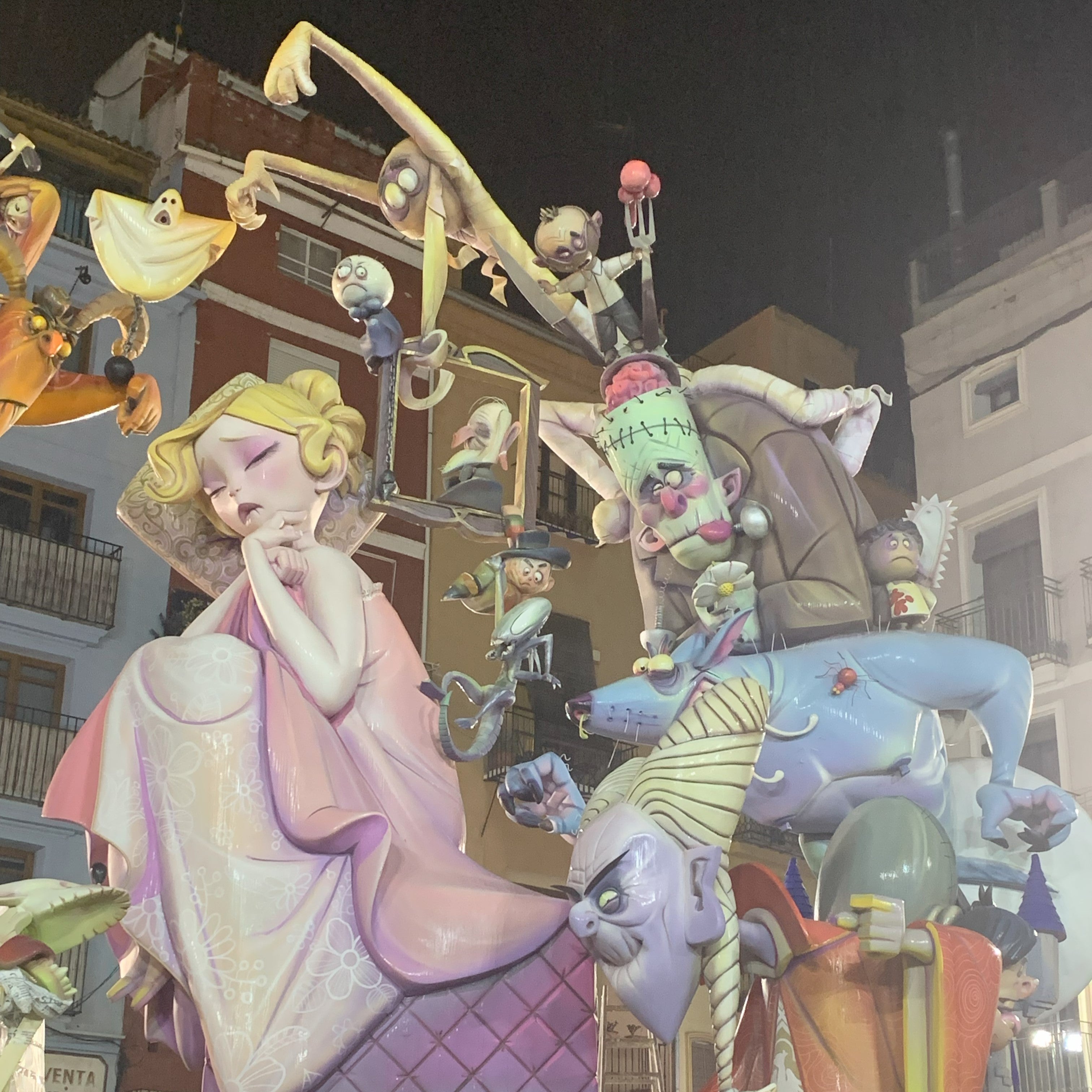 Las Fallas de Valencia — qué son, por qué se queman y qué tienen que ver con las naranjas