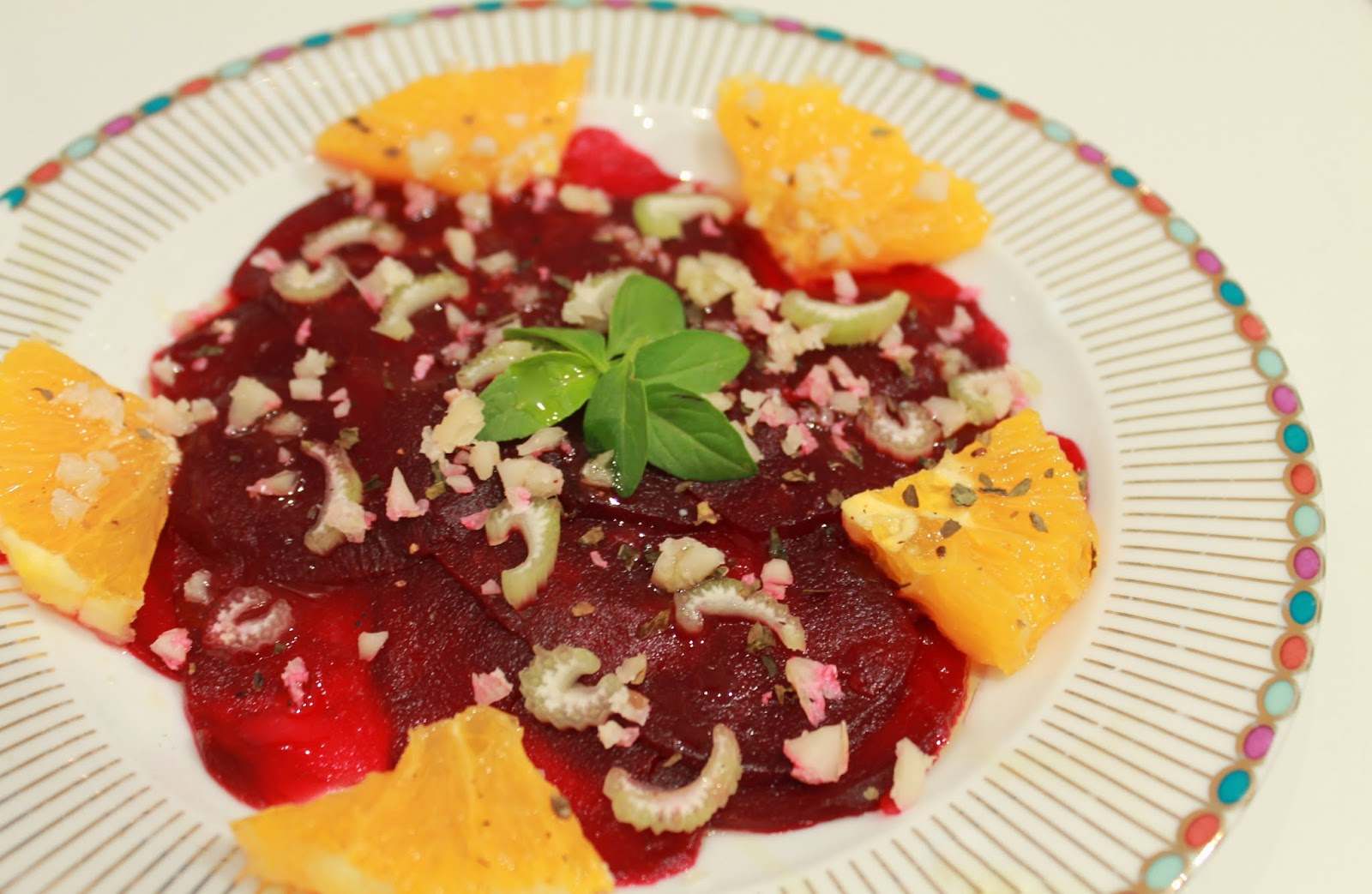 Carpaccio vegano remolacha, naranja y nueces de Macadamia