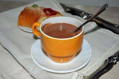 ¿El chocolate sabe mejor en una taza naranja?