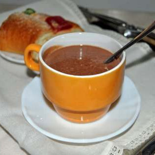 ¿El chocolate sabe mejor en una taza naranja?