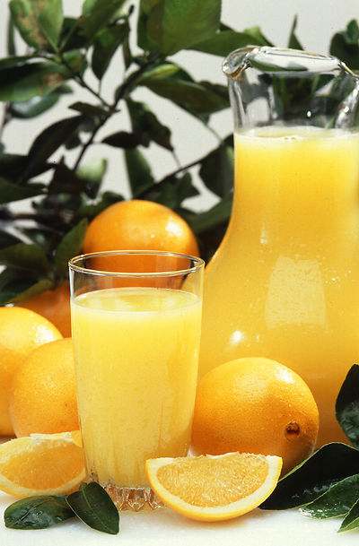 ¿Por qué tomamos zumo de naranja con el desayuno?